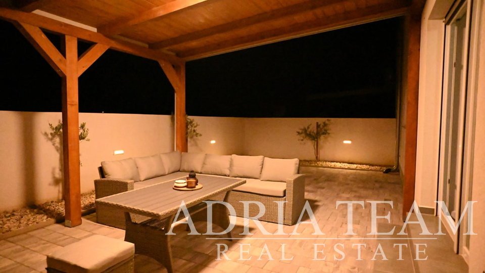 VILLA WITH A POOL, 350 m FROM THE SEA, VIR - ZADAR