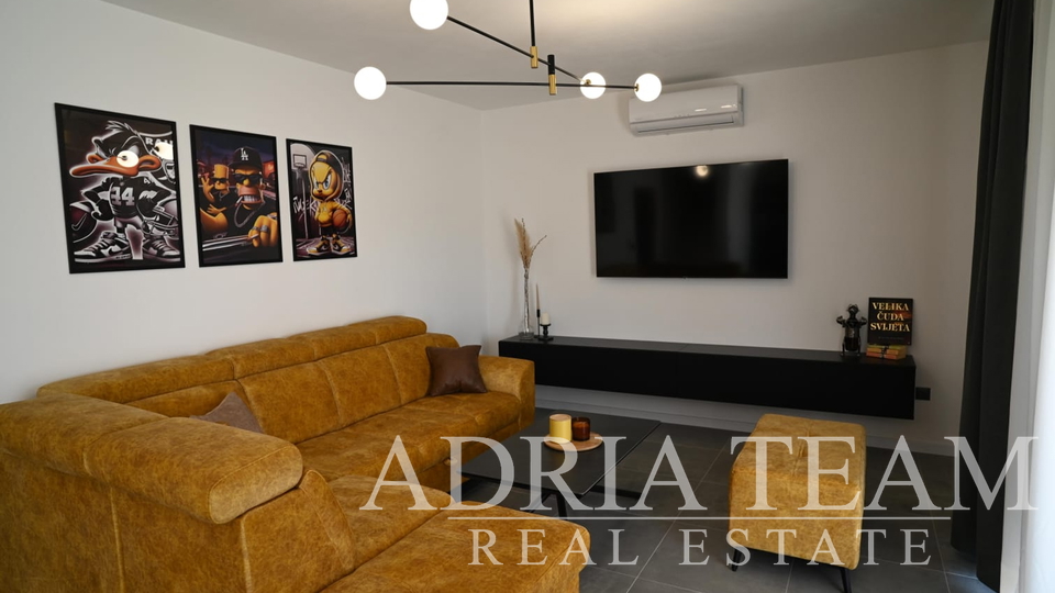 VILLA WITH A POOL, 350 m FROM THE SEA, VIR - ZADAR