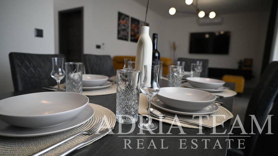 VILLA WITH A POOL, 350 m FROM THE SEA, VIR - ZADAR