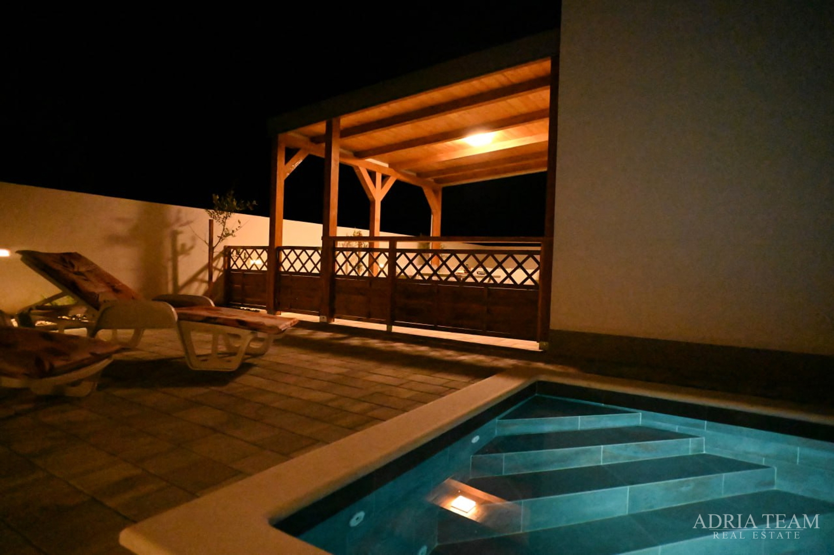 VILA S BAZENOM, 350 m OD MORA, VIR - ZADAR