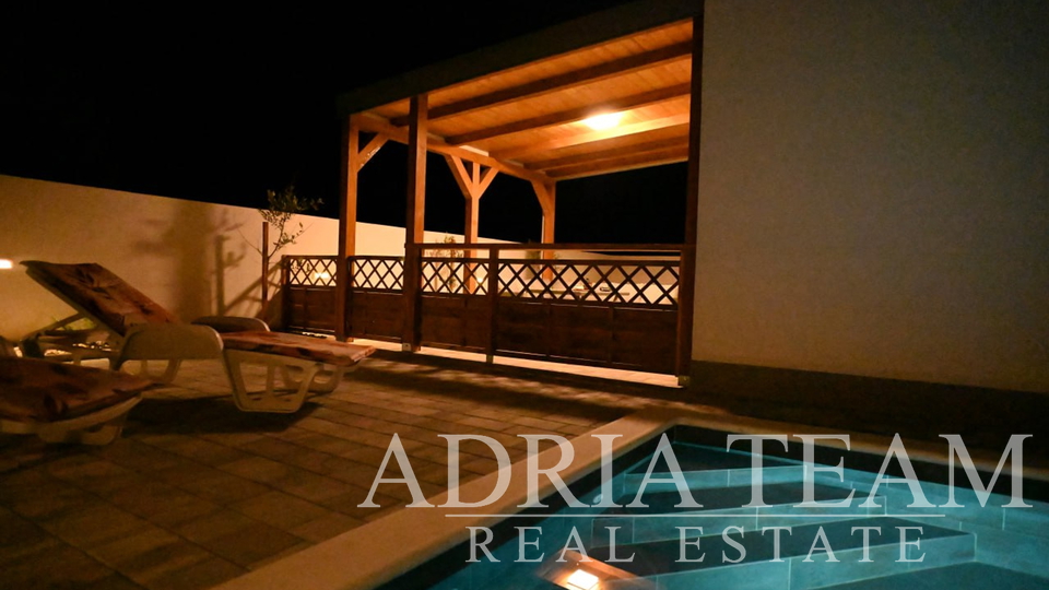 VILLA WITH A POOL, 350 m FROM THE SEA, VIR - ZADAR