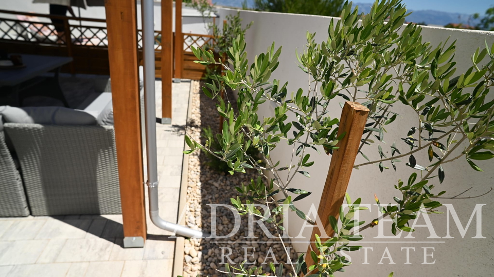 VILLA WITH A POOL, 350 m FROM THE SEA, VIR - ZADAR