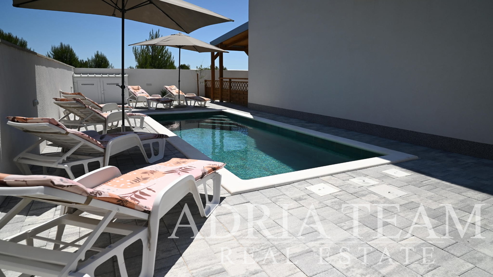 VILLA WITH A POOL, 350 m FROM THE SEA, VIR - ZADAR
