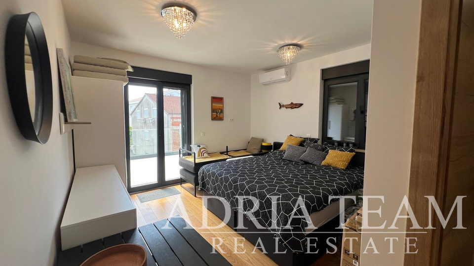 POTPUNO OPREMLJEN STAN S KROVNOM TERASOM - DIKLOVAC, ZADAR