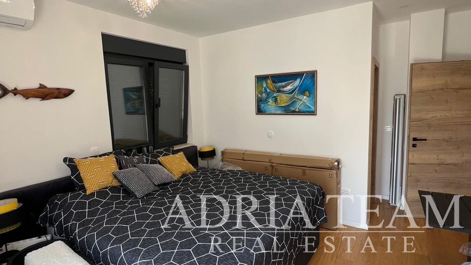 POTPUNO OPREMLJEN STAN S KROVNOM TERASOM - DIKLOVAC, ZADAR