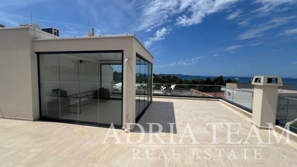 POTPUNO OPREMLJEN STAN S KROVNOM TERASOM - DIKLOVAC, ZADAR