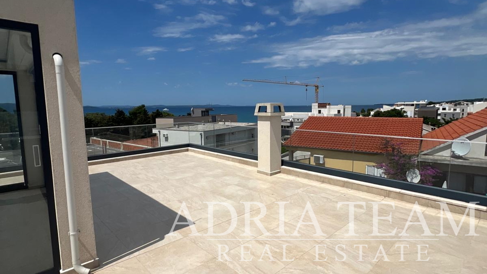 POTPUNO OPREMLJEN STAN S KROVNOM TERASOM - DIKLOVAC, ZADAR