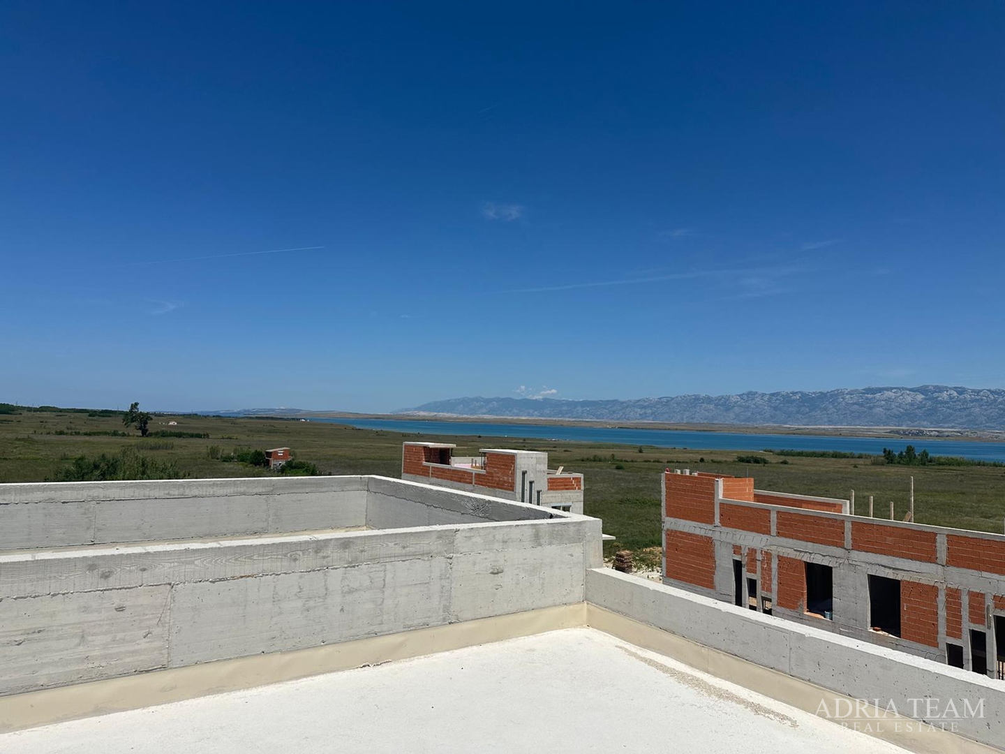 LJETNA AKCIJA! PENTHOUSE S KROVNOM TERASOM I POGLEDOM NA MORE, 400 m OD MORA, SABUNIKE - ZADAR