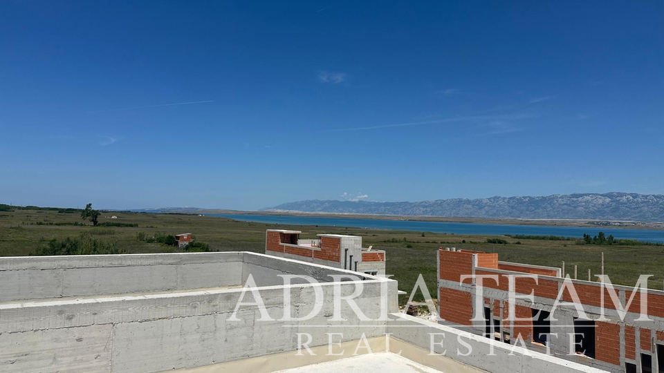 LJETNA AKCIJA! PENTHOUSE S KROVNOM TERASOM I POGLEDOM NA MORE, 400 m OD MORA, SABUNIKE - ZADAR