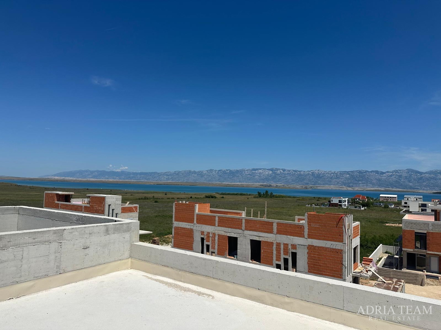 LJETNA AKCIJA! PENTHOUSE S KROVNOM TERASOM I POGLEDOM NA MORE, 400 m OD MORA, SABUNIKE - ZADAR