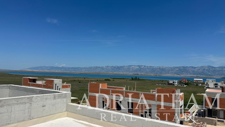 LJETNA AKCIJA! PENTHOUSE S KROVNOM TERASOM I POGLEDOM NA MORE, 400 m OD MORA, SABUNIKE - ZADAR