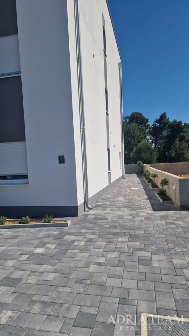 STAMBENA ZGRADA S TRI STAMBENE JEDINICE I KROVNOM TERASOM - VIR