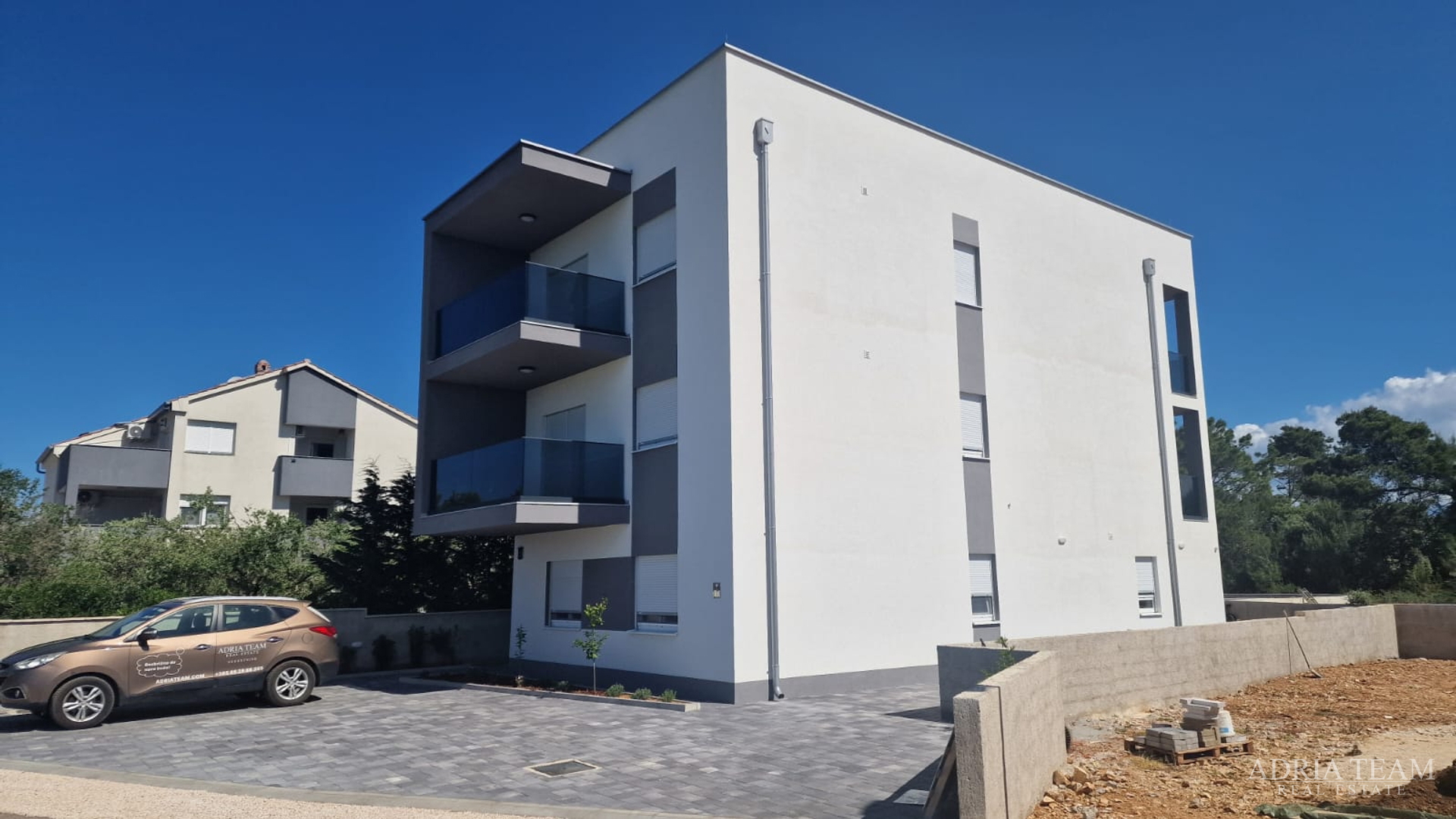 STAMBENA ZGRADA S TRI STAMBENE JEDINICE I KROVNOM TERASOM - VIR