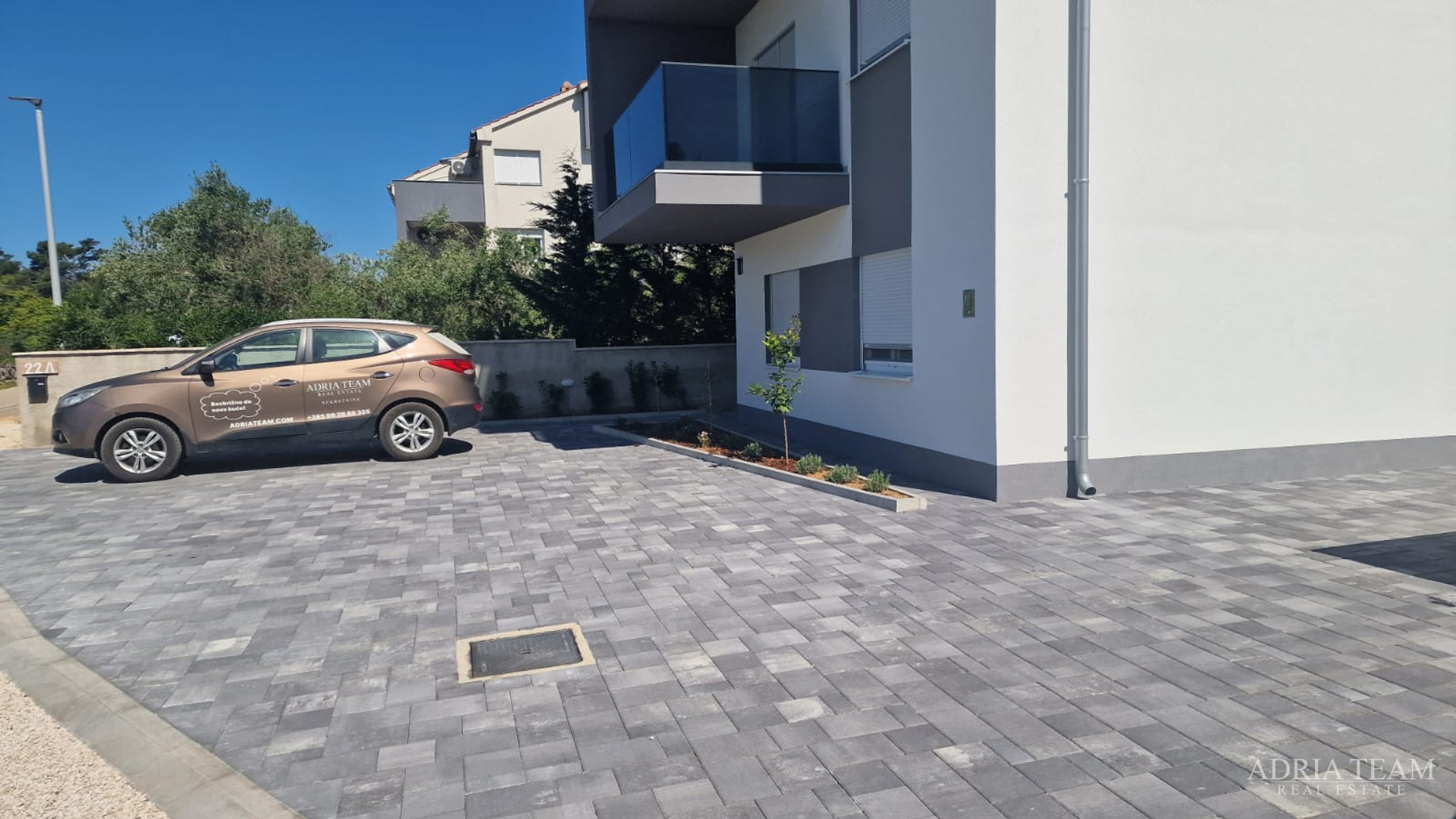 STAMBENA ZGRADA S TRI STAMBENE JEDINICE I KROVNOM TERASOM - VIR