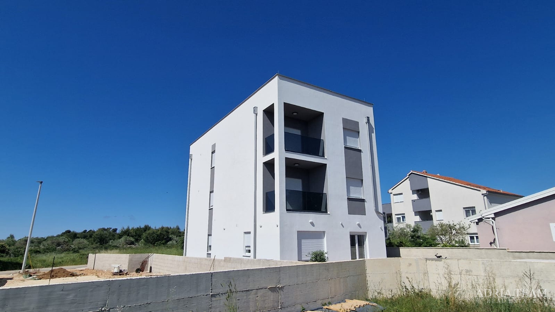 STAMBENA ZGRADA S TRI STAMBENE JEDINICE I KROVNOM TERASOM - VIR