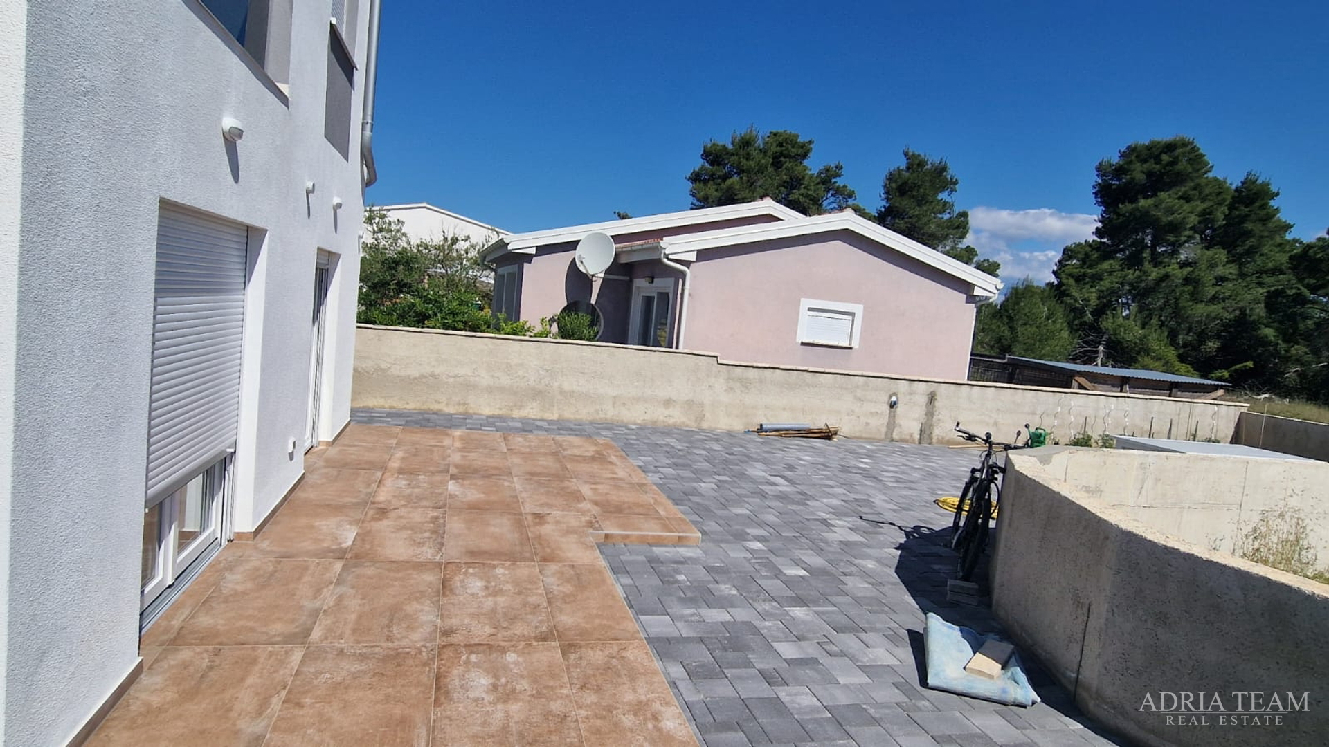 STAMBENA ZGRADA S TRI STAMBENE JEDINICE I KROVNOM TERASOM - VIR