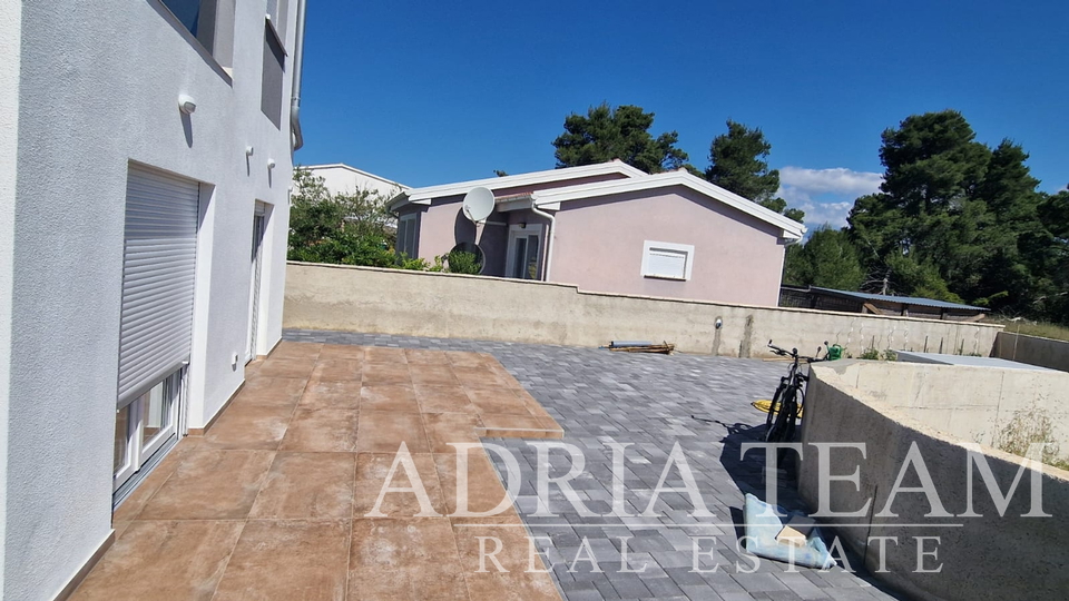 STAMBENA ZGRADA S TRI STAMBENE JEDINICE I KROVNOM TERASOM - VIR