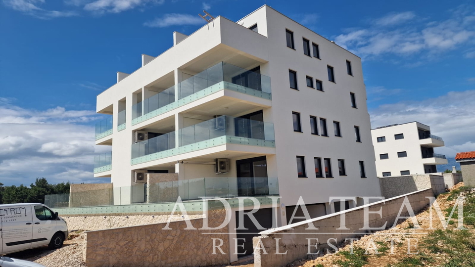 APARTMANI U STAMBENOJ ZGRADI U NOVOGRADNJI, 270 m OD MORA - POVLJANA, PAG