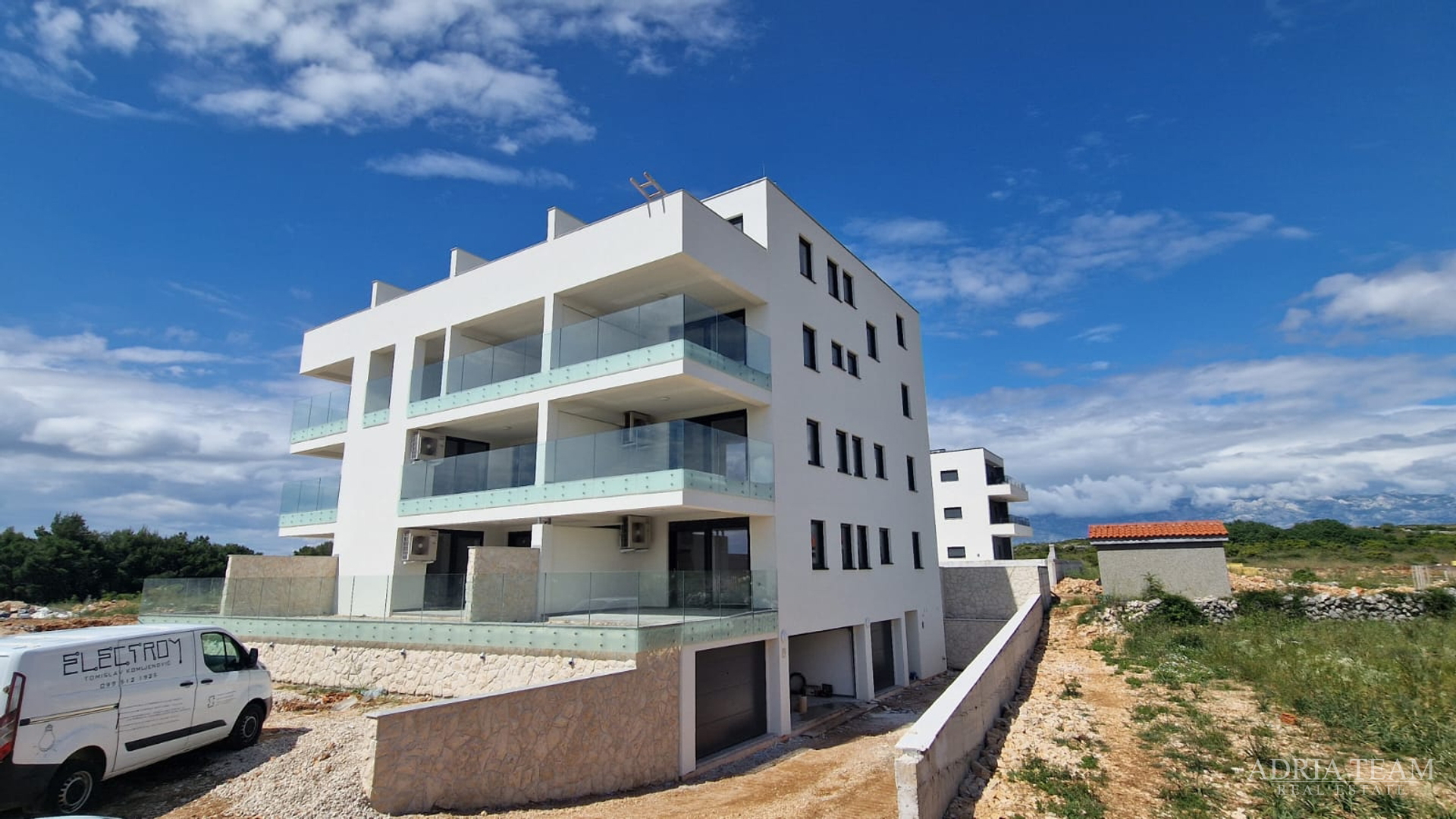APARTMENTS IN A RESIDENTIAL BUILDING IN NEW CONSTRUCTION, 270 m FROM THE SEA - POVLJANA, PAG