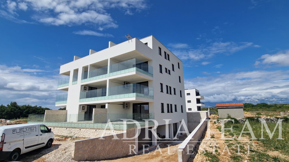 APARTMANI U STAMBENOJ ZGRADI U NOVOGRADNJI, 270 m OD MORA - POVLJANA, PAG