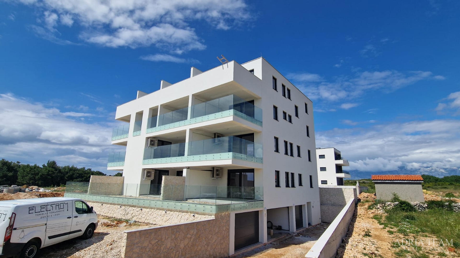 APARTMENTS IN A RESIDENTIAL BUILDING IN NEW CONSTRUCTION, 270 m FROM THE SEA - POVLJANA, PAG