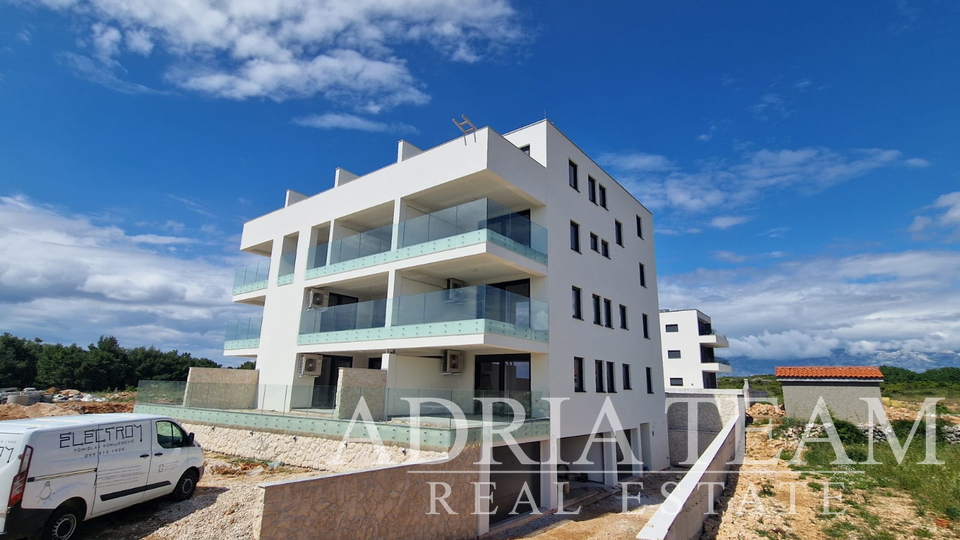 APARTMANI U STAMBENOJ ZGRADI U NOVOGRADNJI, 270 m OD MORA - POVLJANA, PAG
