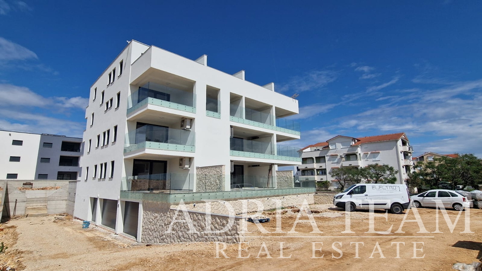 APARTMANI U STAMBENOJ ZGRADI U NOVOGRADNJI, 270 m OD MORA - POVLJANA, PAG