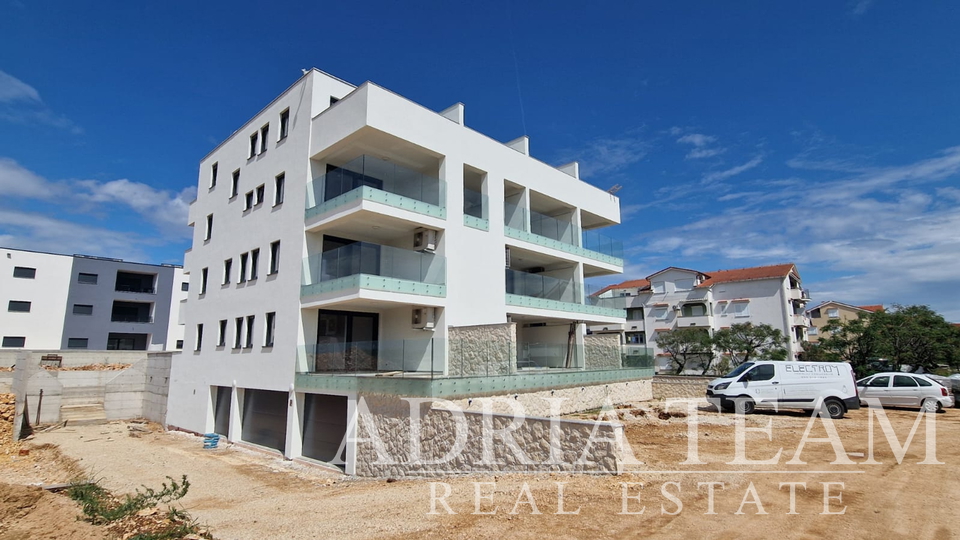 APARTMANI U STAMBENOJ ZGRADI U NOVOGRADNJI, 270 m OD MORA - POVLJANA, PAG