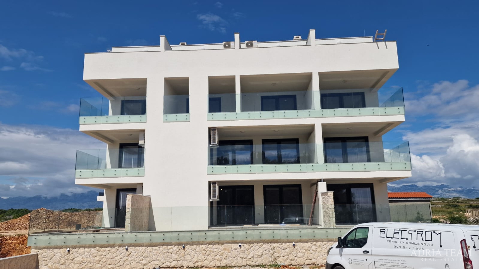 APARTMENTS IN A RESIDENTIAL BUILDING IN NEW CONSTRUCTION, 270 m FROM THE SEA - POVLJANA, PAG