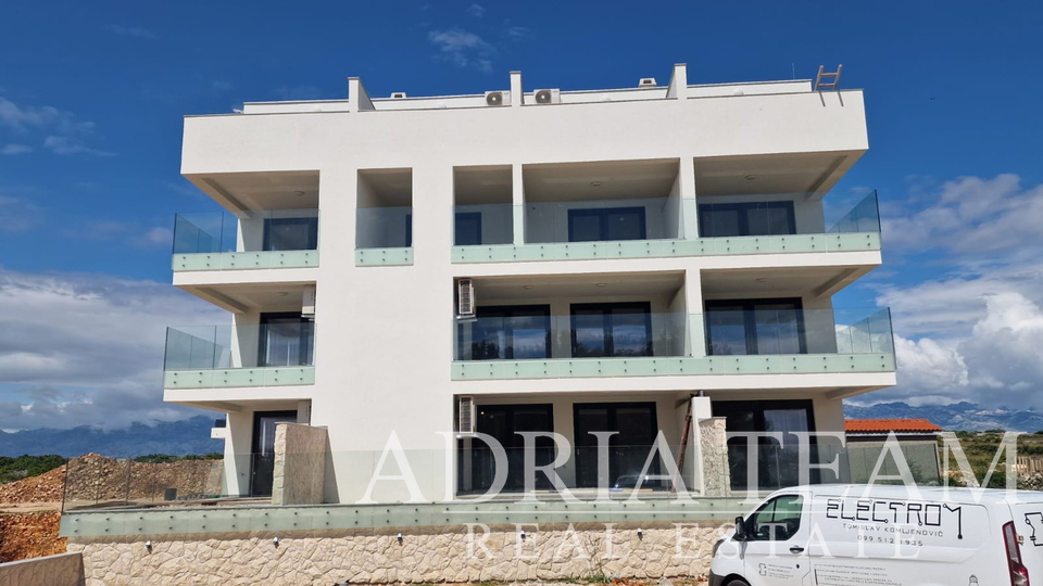 APARTMANI U STAMBENOJ ZGRADI U NOVOGRADNJI, 270 m OD MORA - POVLJANA, PAG
