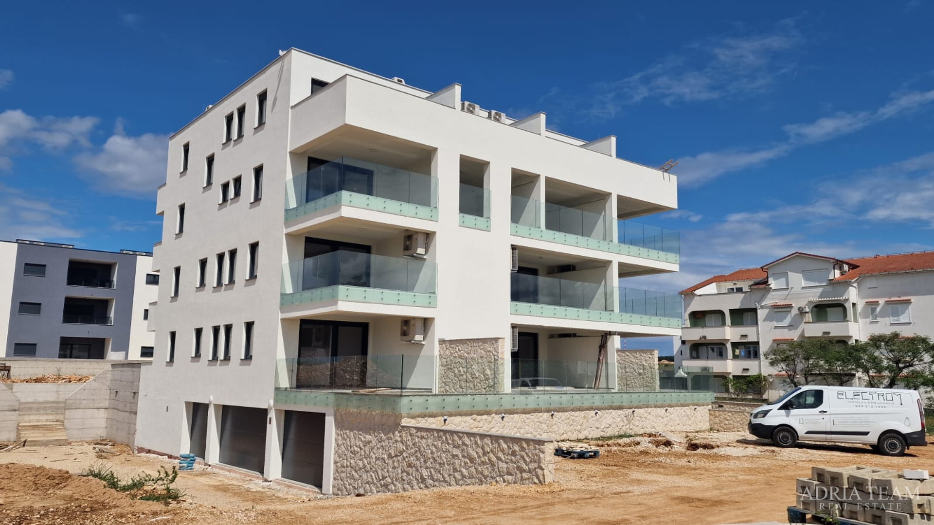 APARTMENTS IN A RESIDENTIAL BUILDING IN NEW CONSTRUCTION, 270 m FROM THE SEA - POVLJANA, PAG