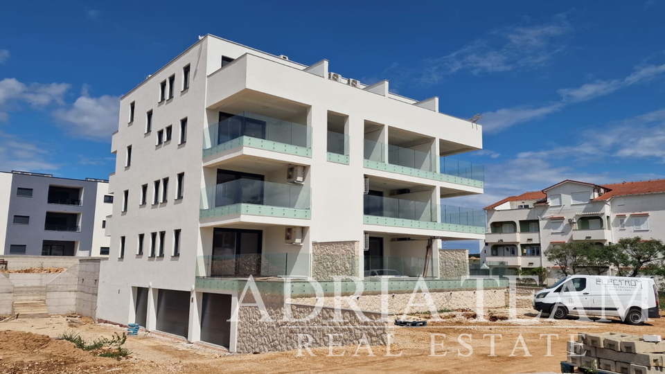 APARTMANI U STAMBENOJ ZGRADI U NOVOGRADNJI, 270 m OD MORA - POVLJANA, PAG