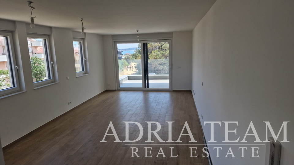APARTMANI U STAMBENOJ ZGRADI U NOVOGRADNJI, 270 m OD MORA - POVLJANA, PAG