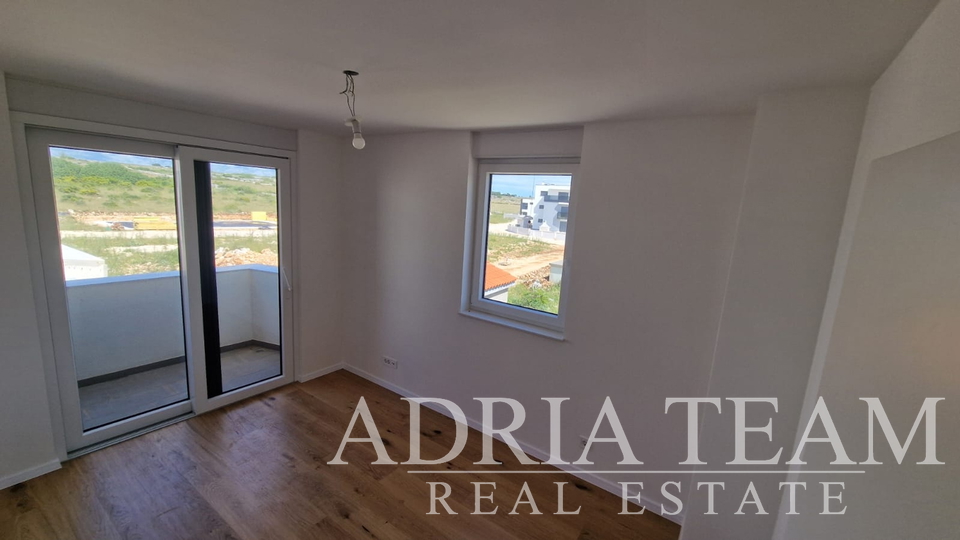 APARTMANI U STAMBENOJ ZGRADI U NOVOGRADNJI, 270 m OD MORA - POVLJANA, PAG