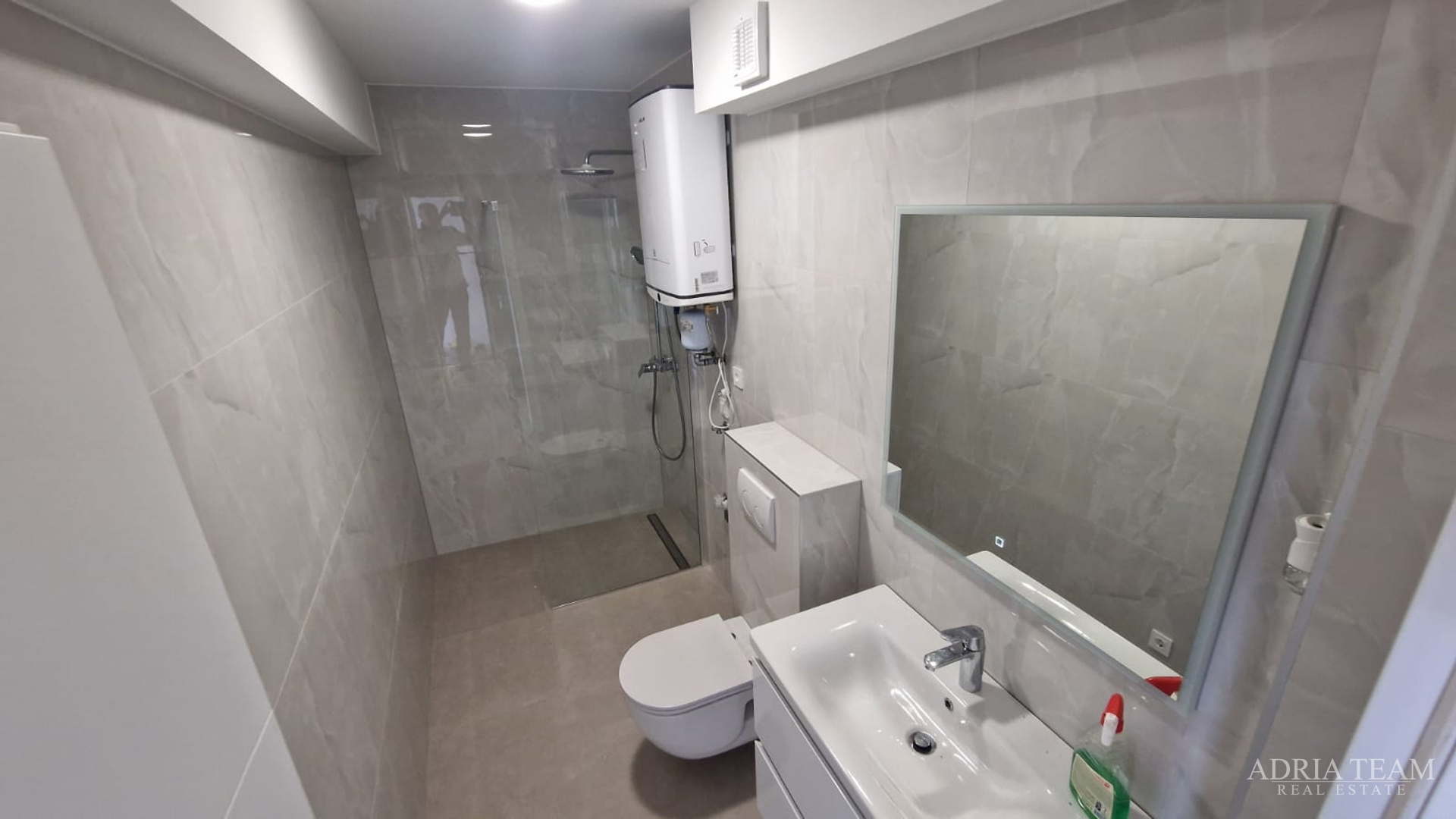 APARTMENTS IN A RESIDENTIAL BUILDING IN NEW CONSTRUCTION, 270 m FROM THE SEA - POVLJANA, PAG