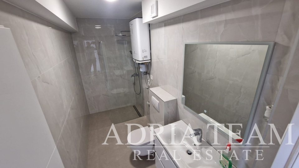 APARTMANI U STAMBENOJ ZGRADI U NOVOGRADNJI, 270 m OD MORA - POVLJANA, PAG