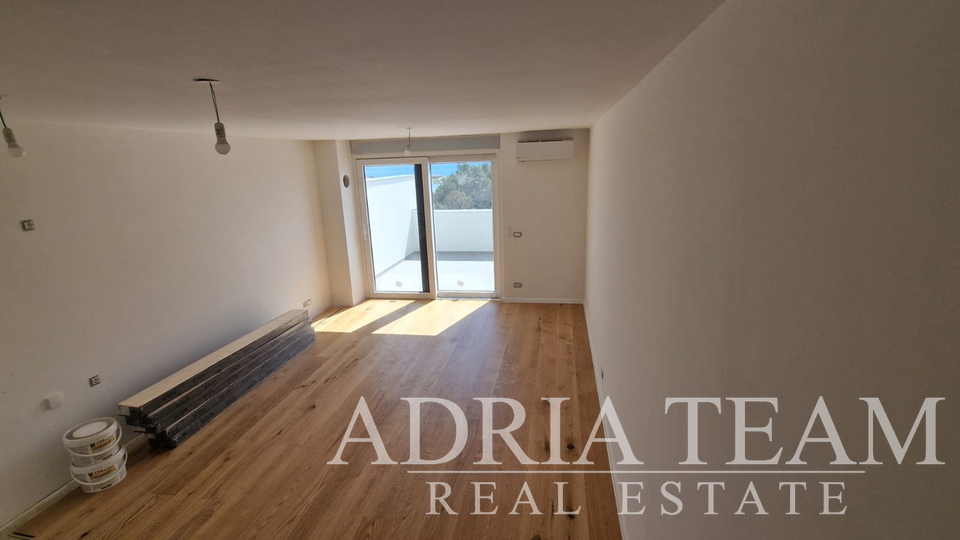 APARTMANI U STAMBENOJ ZGRADI U NOVOGRADNJI, 270 m OD MORA - POVLJANA, PAG