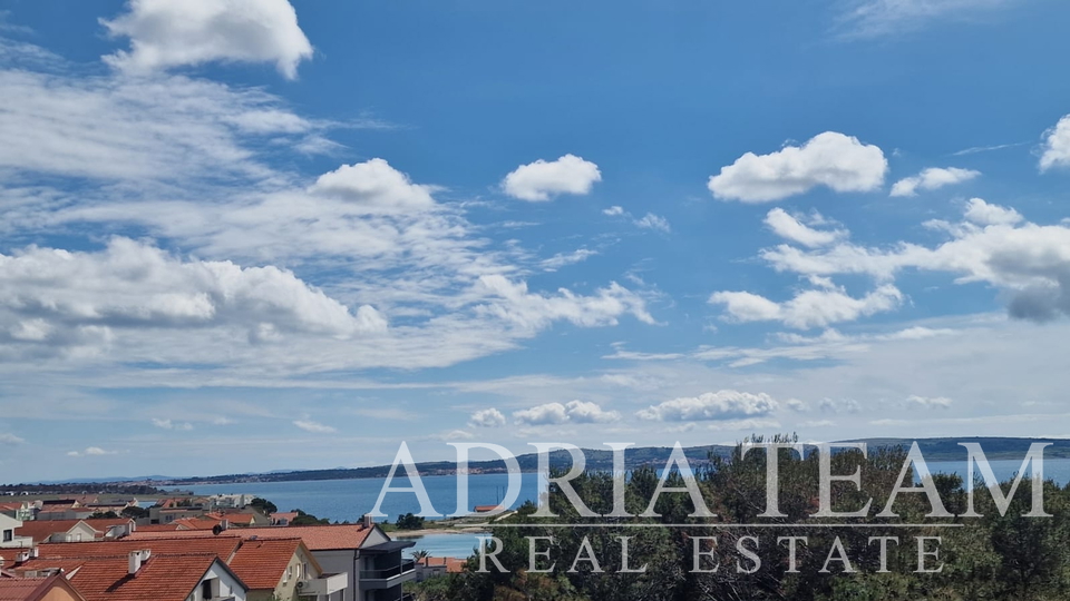 APARTMANI U STAMBENOJ ZGRADI U NOVOGRADNJI, 270 m OD MORA - POVLJANA, PAG
