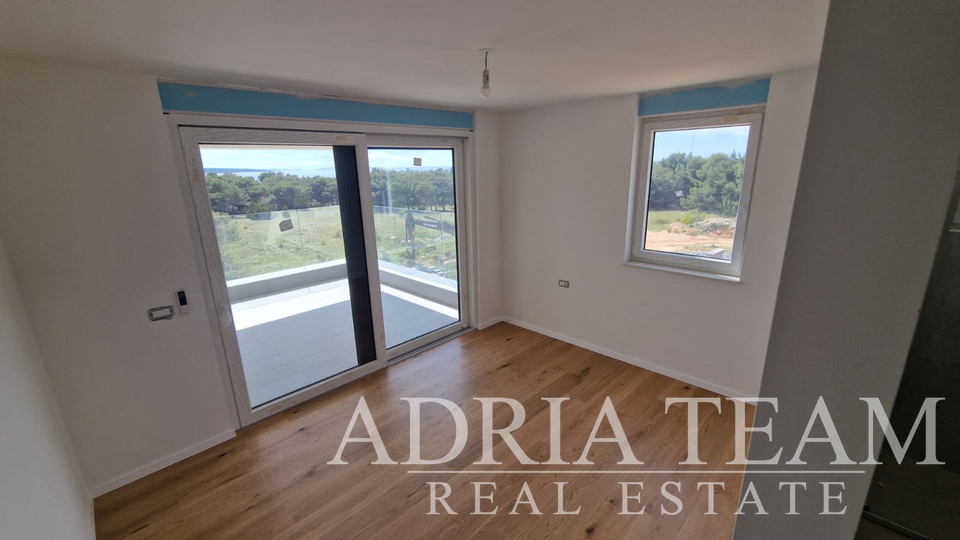 APARTMANI U STAMBENOJ ZGRADI U NOVOGRADNJI, 270 m OD MORA - POVLJANA, PAG