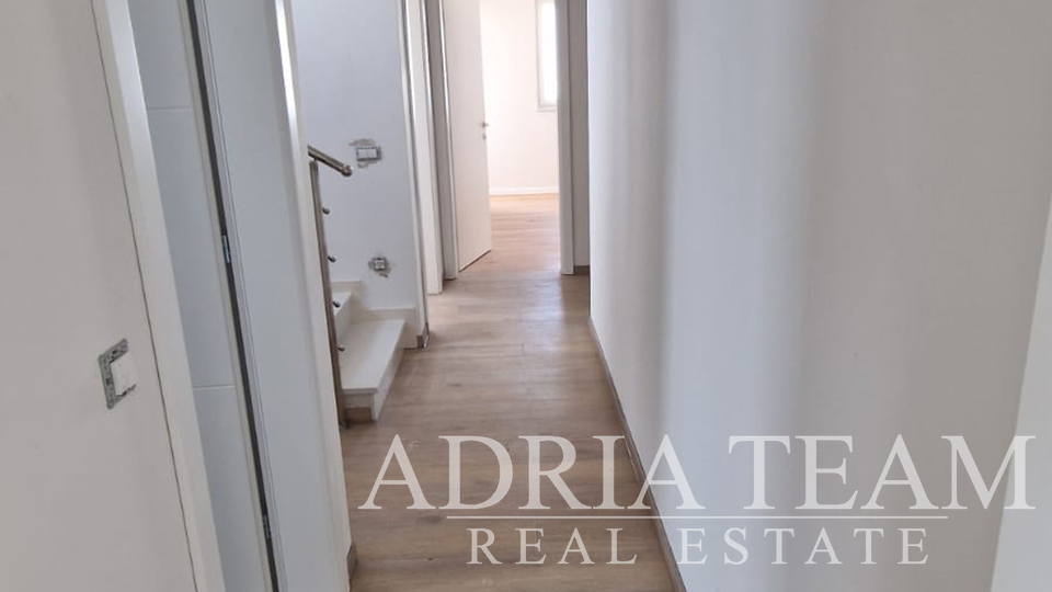APARTMANI U STAMBENOJ ZGRADI U NOVOGRADNJI, 270 m OD MORA - POVLJANA, PAG