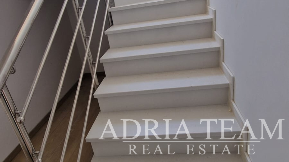 APARTMANI U STAMBENOJ ZGRADI U NOVOGRADNJI, 270 m OD MORA - POVLJANA, PAG