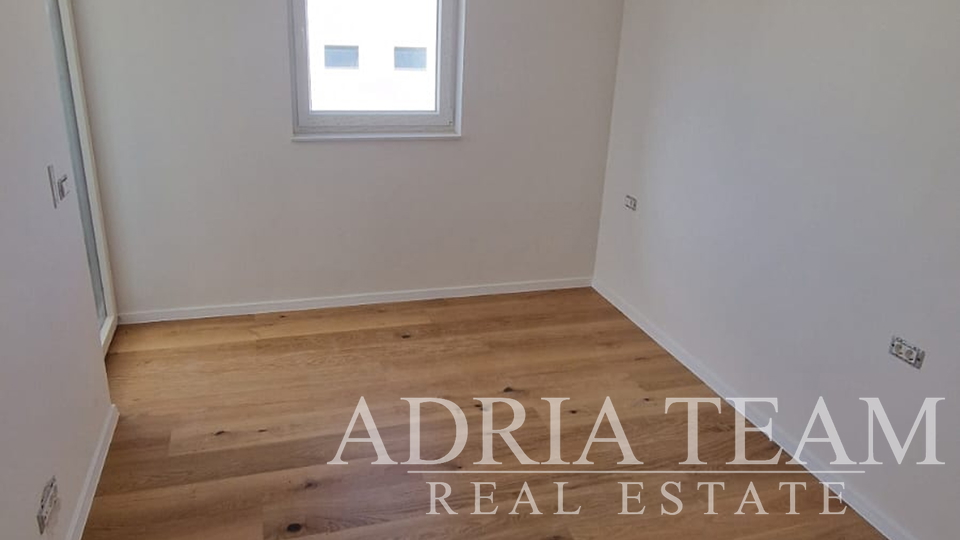 APARTMANI U STAMBENOJ ZGRADI U NOVOGRADNJI, 270 m OD MORA - POVLJANA, PAG
