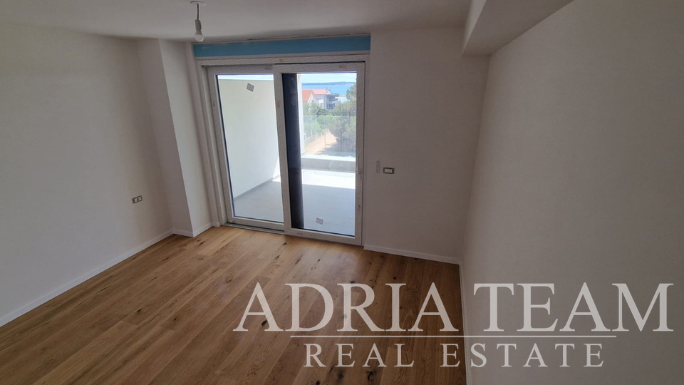 APARTMANI U STAMBENOJ ZGRADI U NOVOGRADNJI, 270 m OD MORA - POVLJANA, PAG