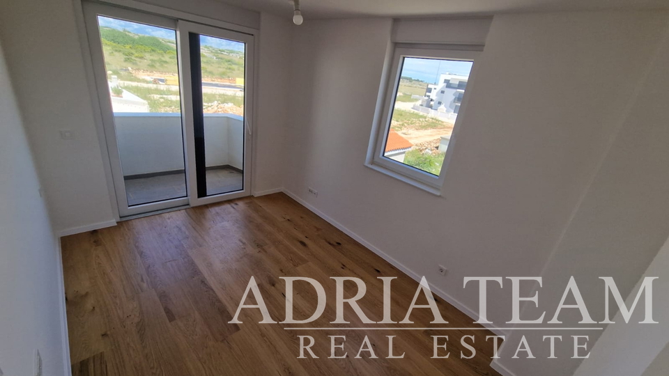 APARTMANI U STAMBENOJ ZGRADI U NOVOGRADNJI, 270 m OD MORA - POVLJANA, PAG