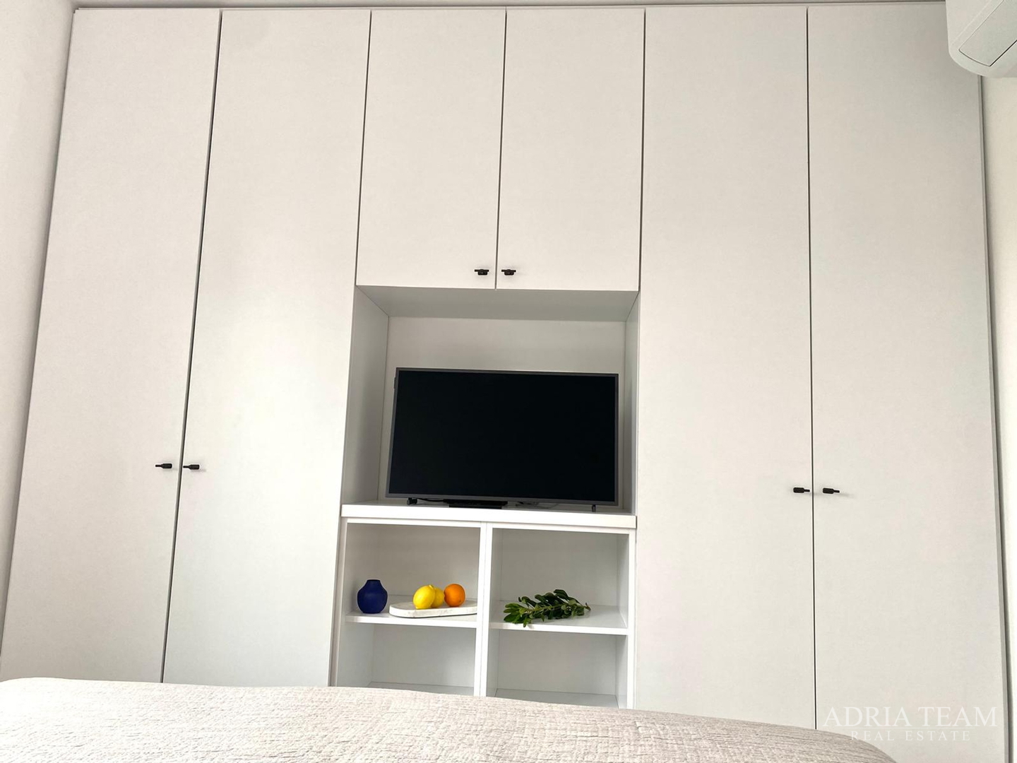 LUKSUZAN DVOETAŽNI APARTMAN, PRVI RED DO MORA, NOVOGRADNJA - POVLJANA, PAG