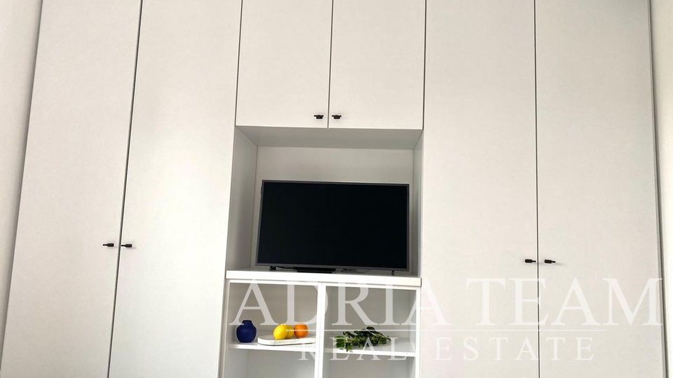LUKSUZAN DVOETAŽNI APARTMAN, PRVI RED DO MORA, NOVOGRADNJA - POVLJANA, PAG