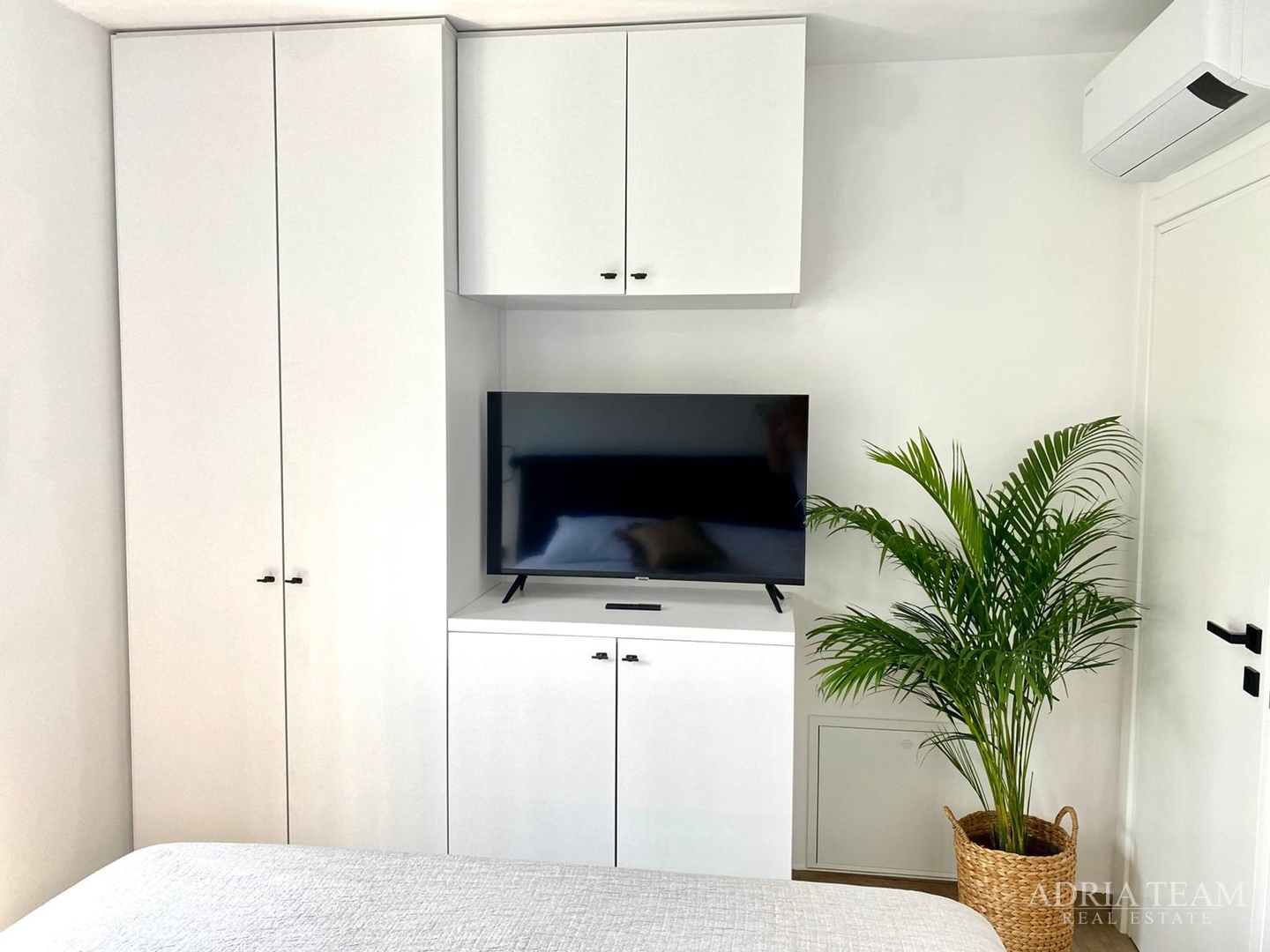 LUKSUZAN DVOETAŽNI APARTMAN, PRVI RED DO MORA, NOVOGRADNJA - POVLJANA, PAG