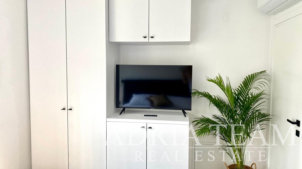 LUKSUZAN DVOETAŽNI APARTMAN, PRVI RED DO MORA, NOVOGRADNJA - POVLJANA, PAG