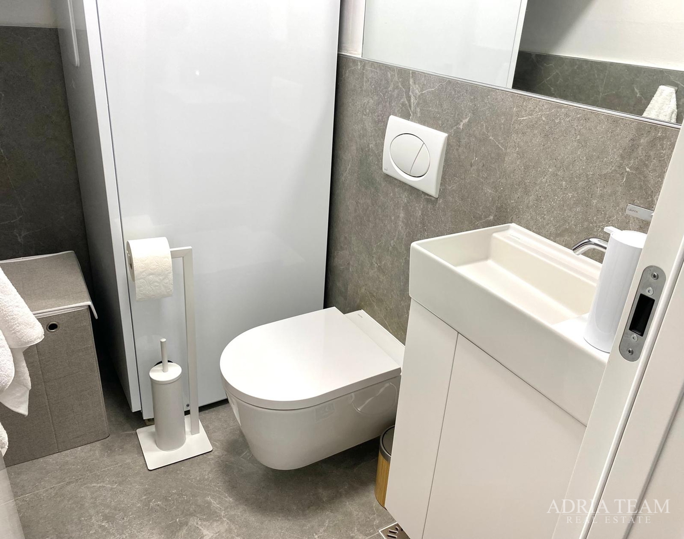 LUKSUZAN DVOETAŽNI APARTMAN, PRVI RED DO MORA, NOVOGRADNJA - POVLJANA, PAG