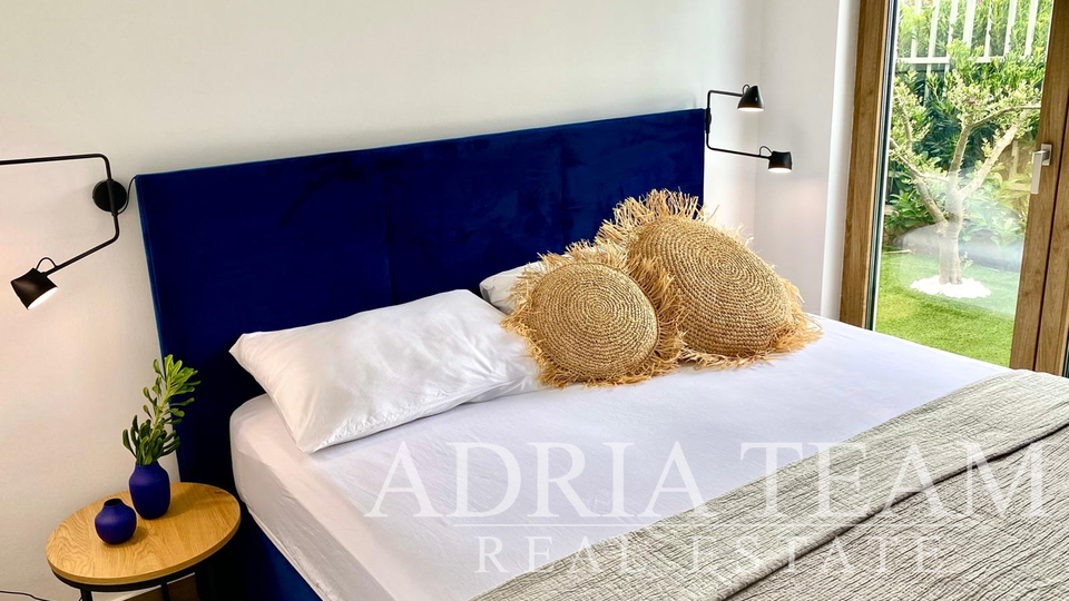 LUKSUZAN DVOETAŽNI APARTMAN, PRVI RED DO MORA, NOVOGRADNJA - POVLJANA, PAG